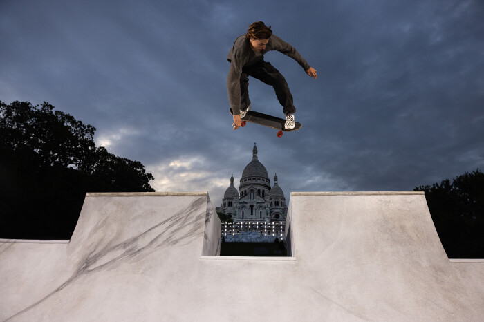 Vans debutta con una monumentale installazione di skate nell’iconica Montmartre a Parigi, elevando lo skateboarding a palcoscenico globale