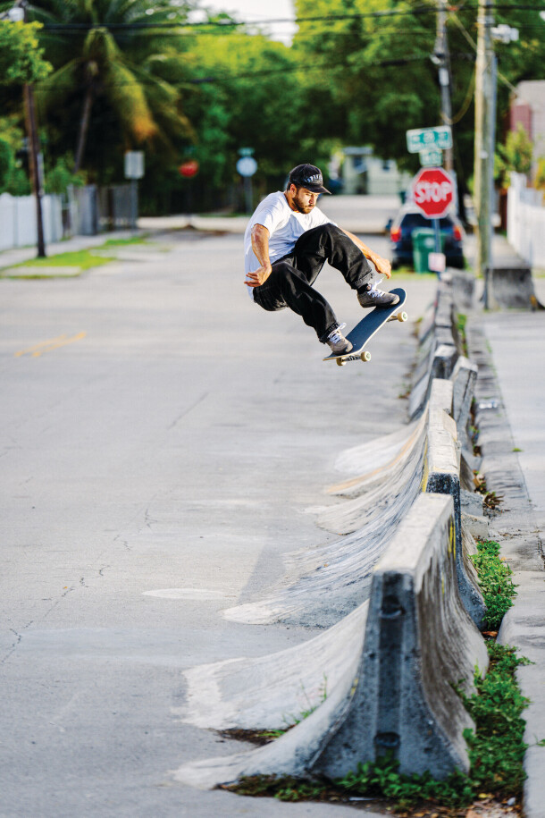 fa24_skate_pedrodelfino_halfcab_pedrodelfino_fsollie_a9304601