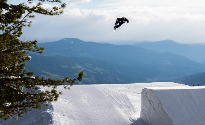 This is how Quiksilver Austen Sweetin surfs the mountain